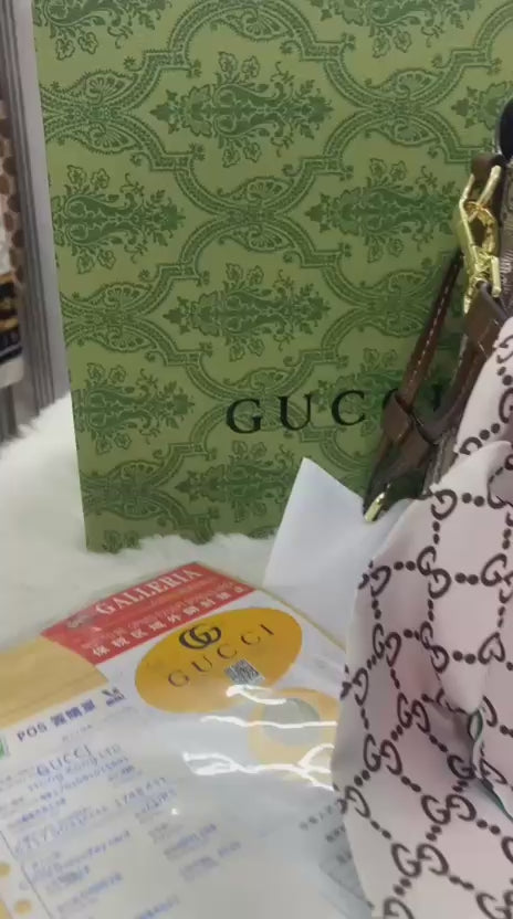 Load video: Gu bucket bag